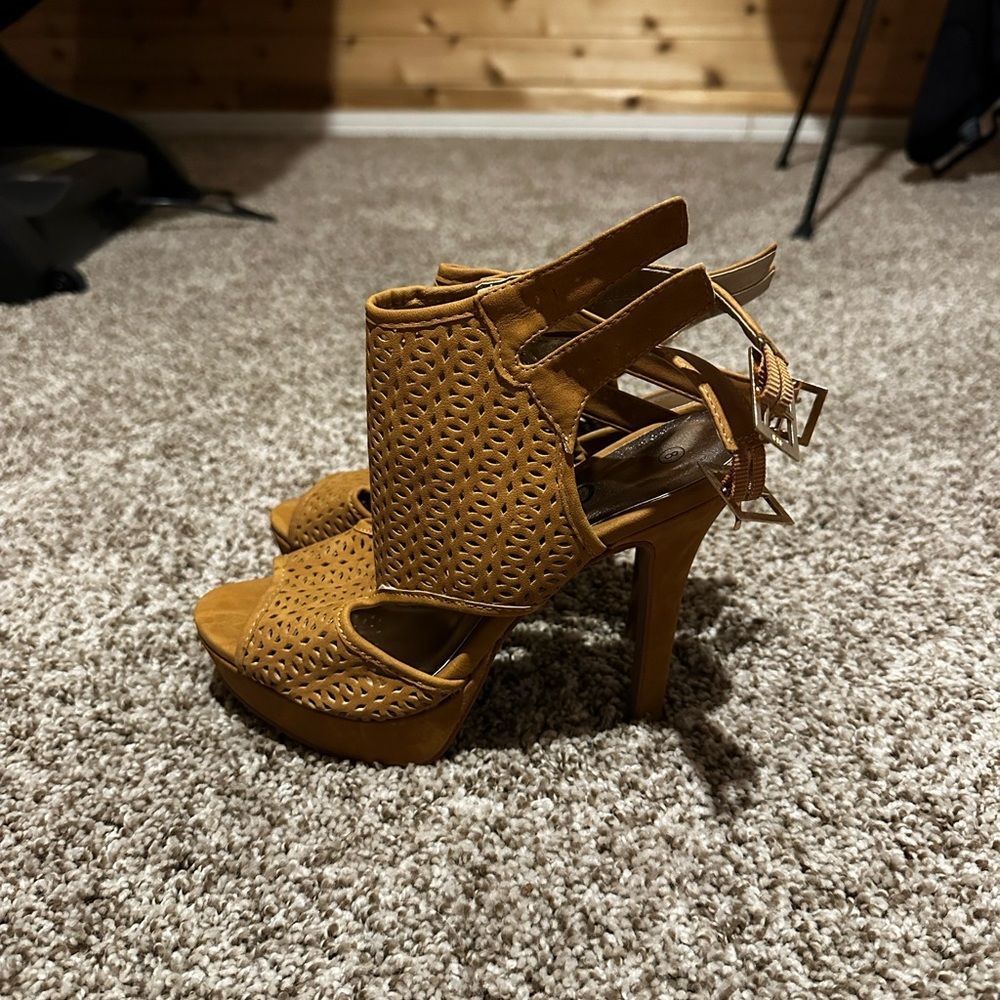 Tan Heel size 8